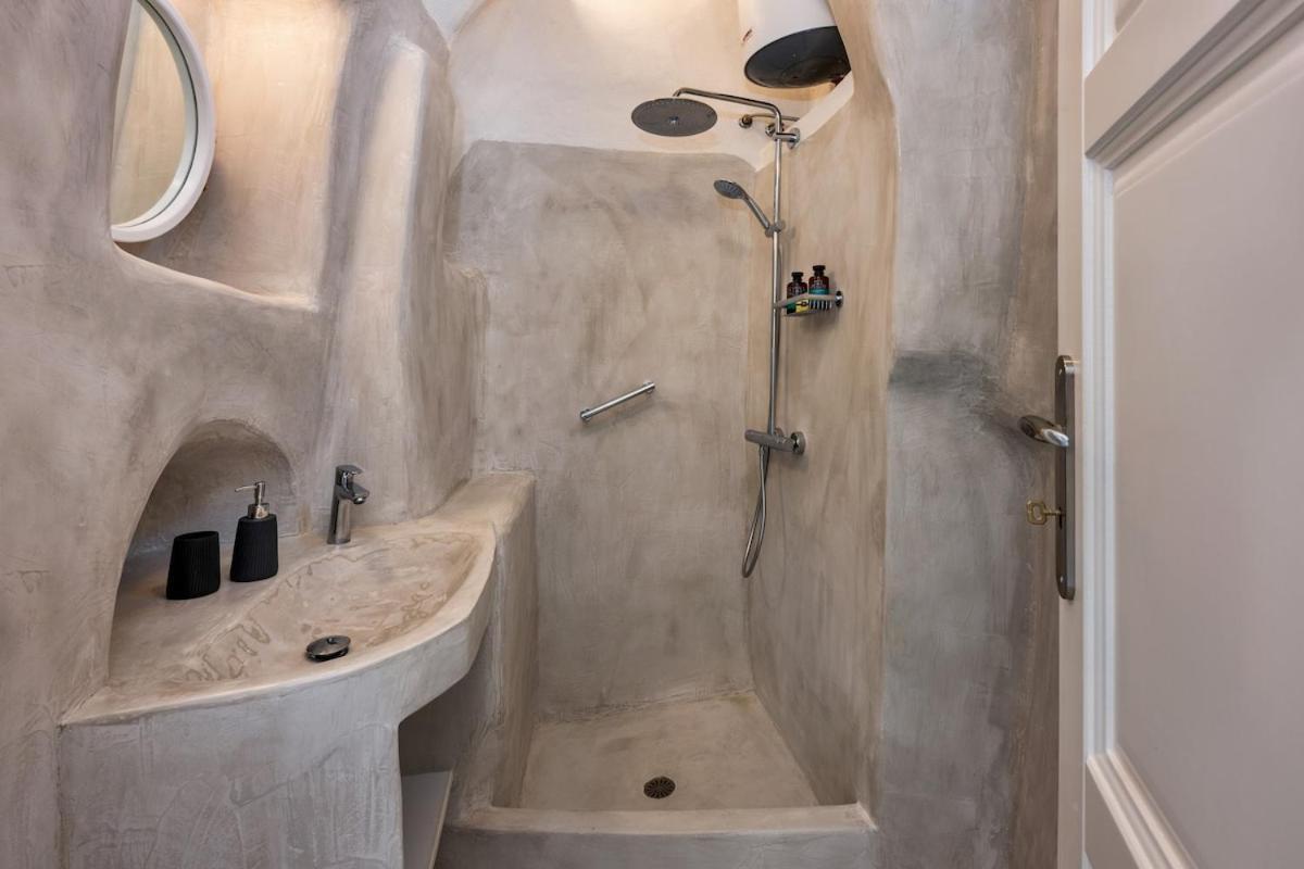 Villa Gilbert'S Cave With Cave Jacuzzi à Megalochori  Extérieur photo