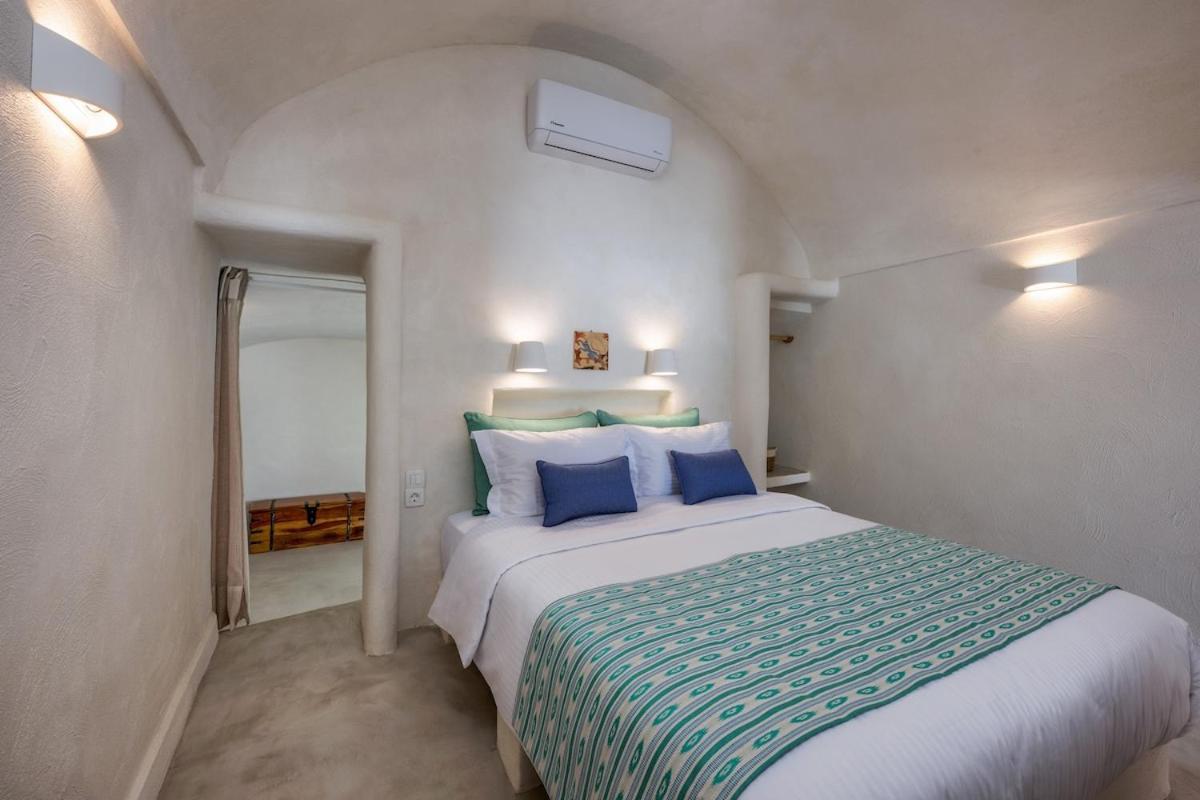 Villa Gilbert'S Cave With Cave Jacuzzi à Megalochori  Extérieur photo