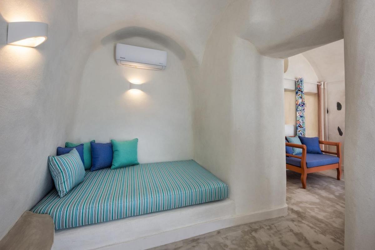 Villa Gilbert'S Cave With Cave Jacuzzi à Megalochori  Extérieur photo